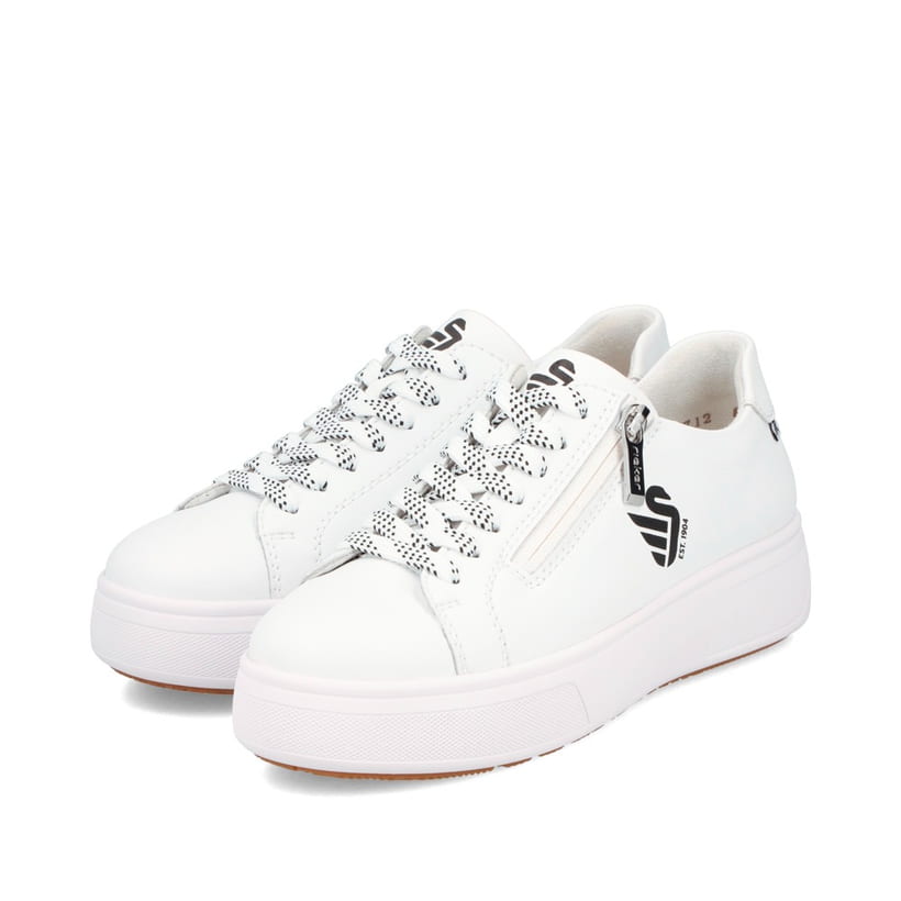 Weißer Rieker Damen Sneaker Low M7712-80 Schwenninger Wild Wings Special Edition mit Eishockey-Schnürsenkeln und Logo. Schuhpaar seitlich schräg.