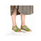 Grüne Rieker Keilsandaletten 63251-52 mit Schmuckelementen sowie einem Gummizug. Schuh am Fuß.