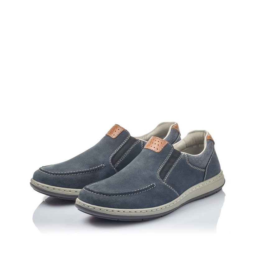Blaue Rieker Herren Slipper 17360-15 mit einem Elastikeinsatz sowie Extraweite H. Schuhpaar seitlich schräg.