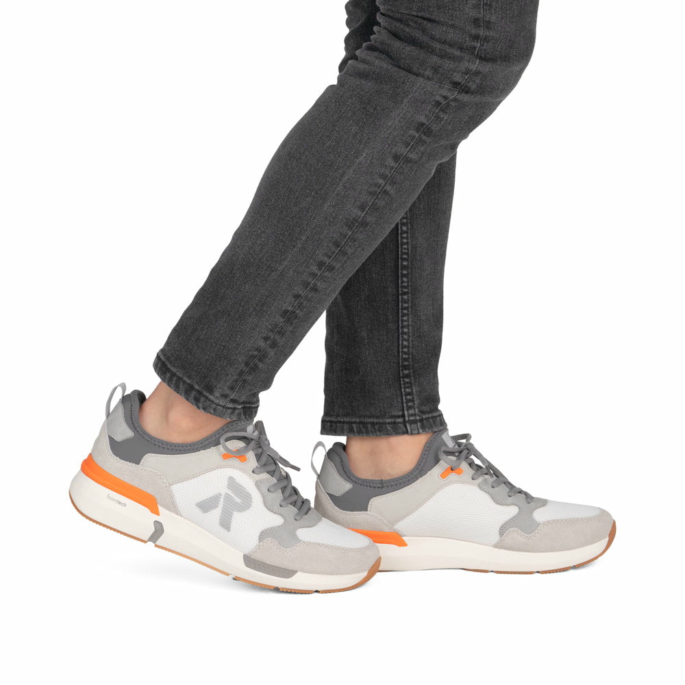 Mocassins Rieker gris pour homme U1405-40 avec bande élastique. Chaussure au pied.