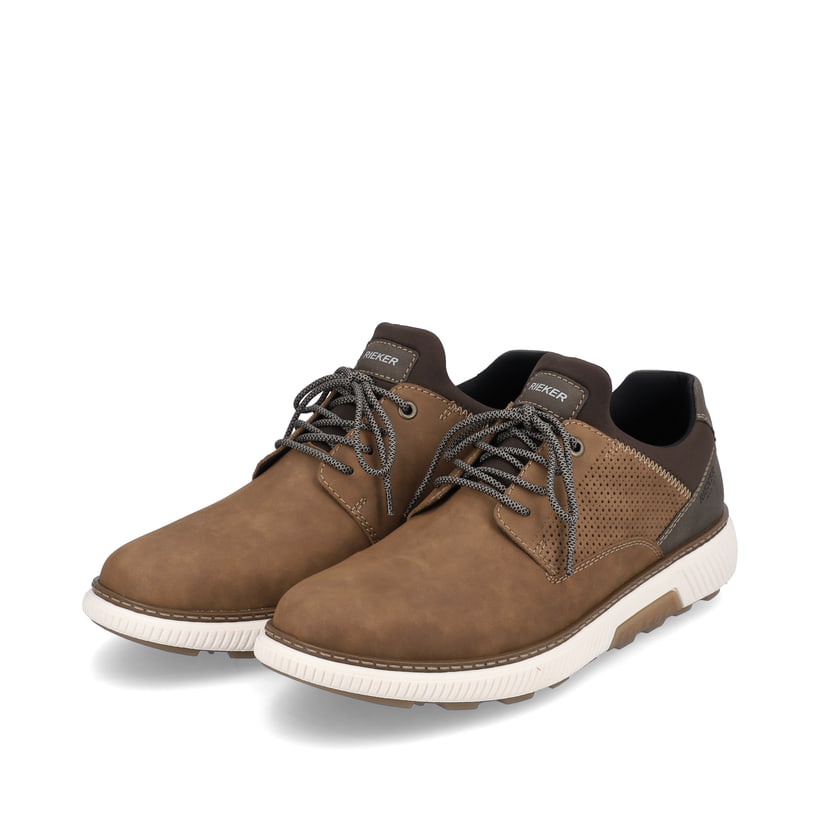 Nougatbraune Rieker Herren Slipper B3355-24 mit Elastikeinsatz sowie einer Profilsohle. Schuhpaar schräg.