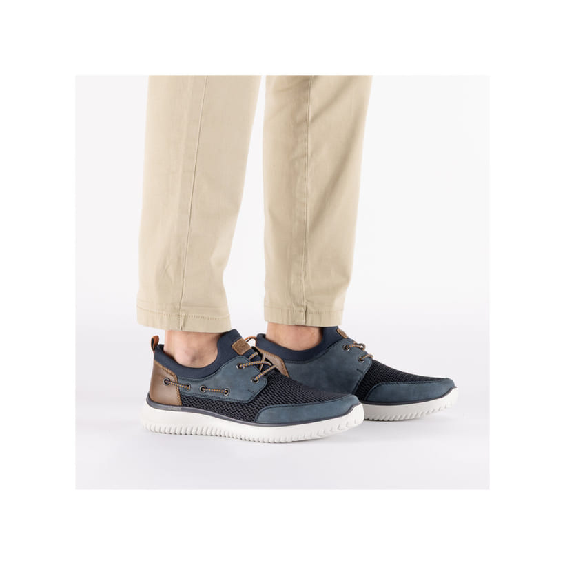 Blaue Rieker Herren Slipper B9643-14 mit einem Gummizug sowie der Komfortweite G. Schuh am Fuß.