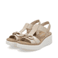 Beige Rieker Keilsandaletten 69158-60 mit Deko-Kette sowie einem Gummizug. Schuhpaar seitlich schräg.