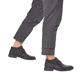 
Tiefschwarze Rieker Herren Schnürschuhe 17604-00 mit einer schockabsorbierenden Sohle. Schuh am Fuß
