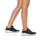 Schwarze Rieker Damen Sneaker Low M4903-01 mit Schnürung sowie der Extraweite H. Schuh am Fuß.
