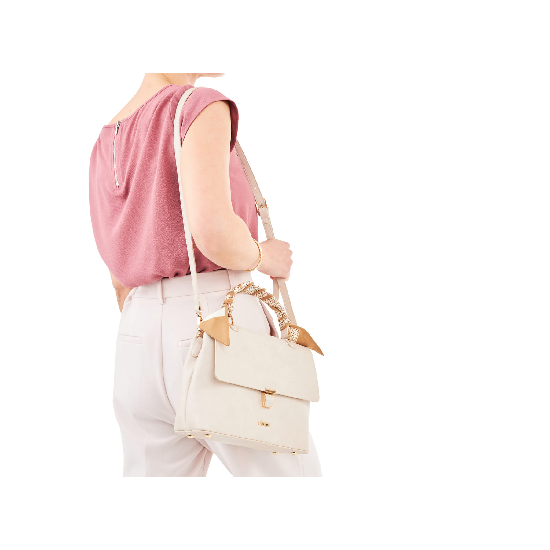 Sac à main Rieker H1605-60 beige avec bande décorative sur l'anse et fermeture éclair. Porté.