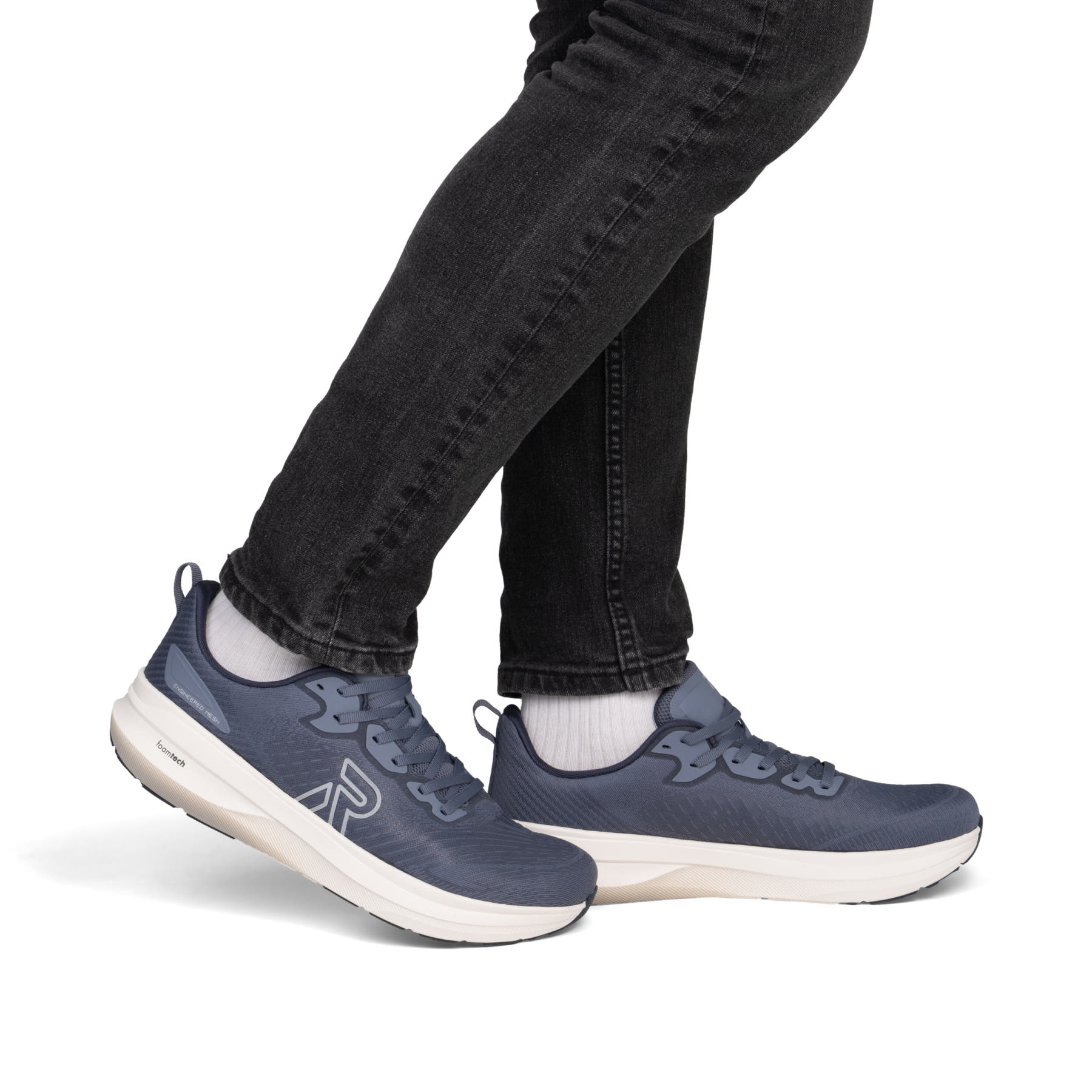 Blaue Rieker Sport Herren Sneaker Low U4301-12. Schuh am Fuß.