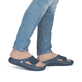 Mules Rieker bleues homme U3450-14 avec semelle ultra légère et flexible. Chaussure au pied.