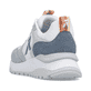 Weißblaue Rieker Damen Sneaker Low W2506-80 mit Schnürung sowie abgesetztem Logo. Schuh von hinten.