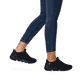 Schwarze Rieker Damen Slipper 40405-00 mit super leichter und flexibler Sohle. Schuh am Fuß.