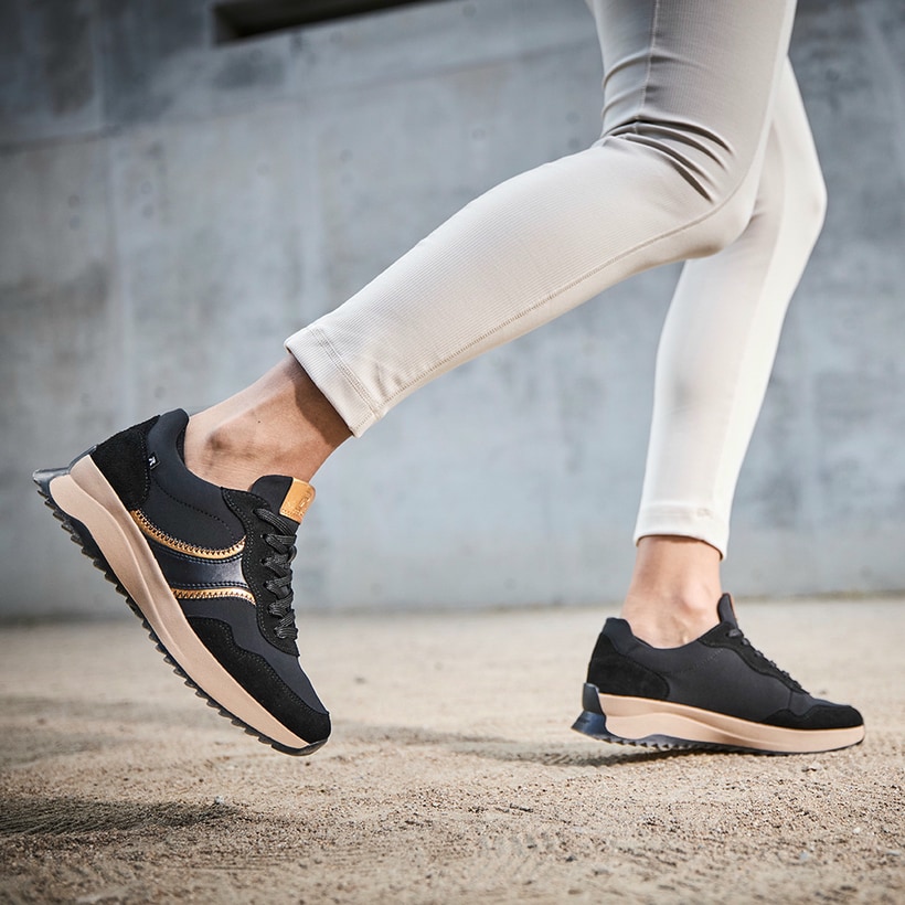 Schwarze Rieker Damen Sneaker Low W1302-00 mit einer strapazierfähigen Sohle. Rieker Jogging.