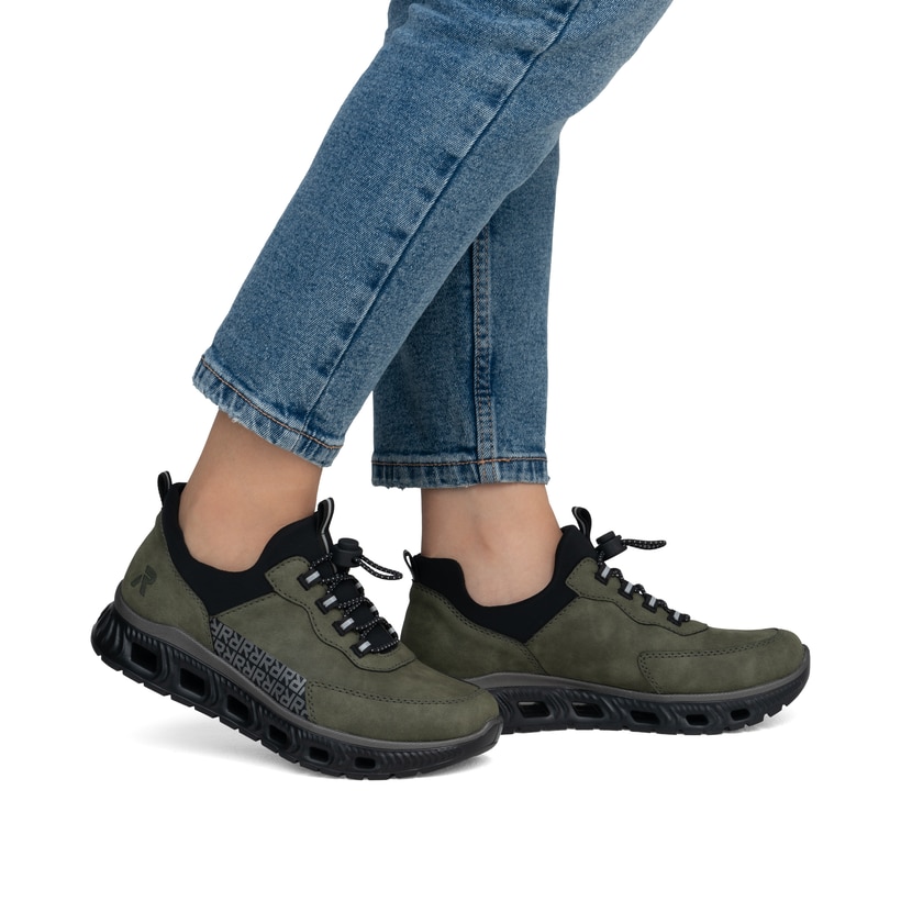 Baskets basses Rieker vertes pour femme M6058-54 avec bande élastique. Chaussure au pied.