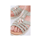 Grüne Rieker Keilsandaletten V0245-52 mit Schmuckelementen sowie einem Gummizug. Schuh am Fuß.
