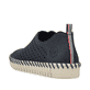 Stahlblaue Rieker Damen Slipper N1963-14 mit Elastikeinsatz sowie Löcheroptik. Schuh Außenseite gespiegelt.