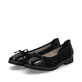 Schwarze Rieker Ballerinas 45358-00 mit dekorativer Schleife. Schuhpaar seitlich schräg.