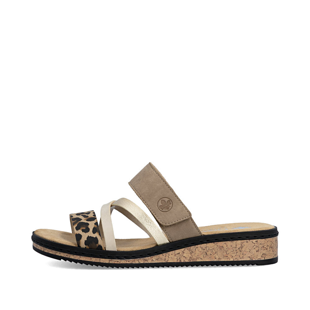 Beige Rieker Damen Pantoletten V3652-62 mit Klettverschluss sowie leichter Sohle. Schuh Außenseite.
