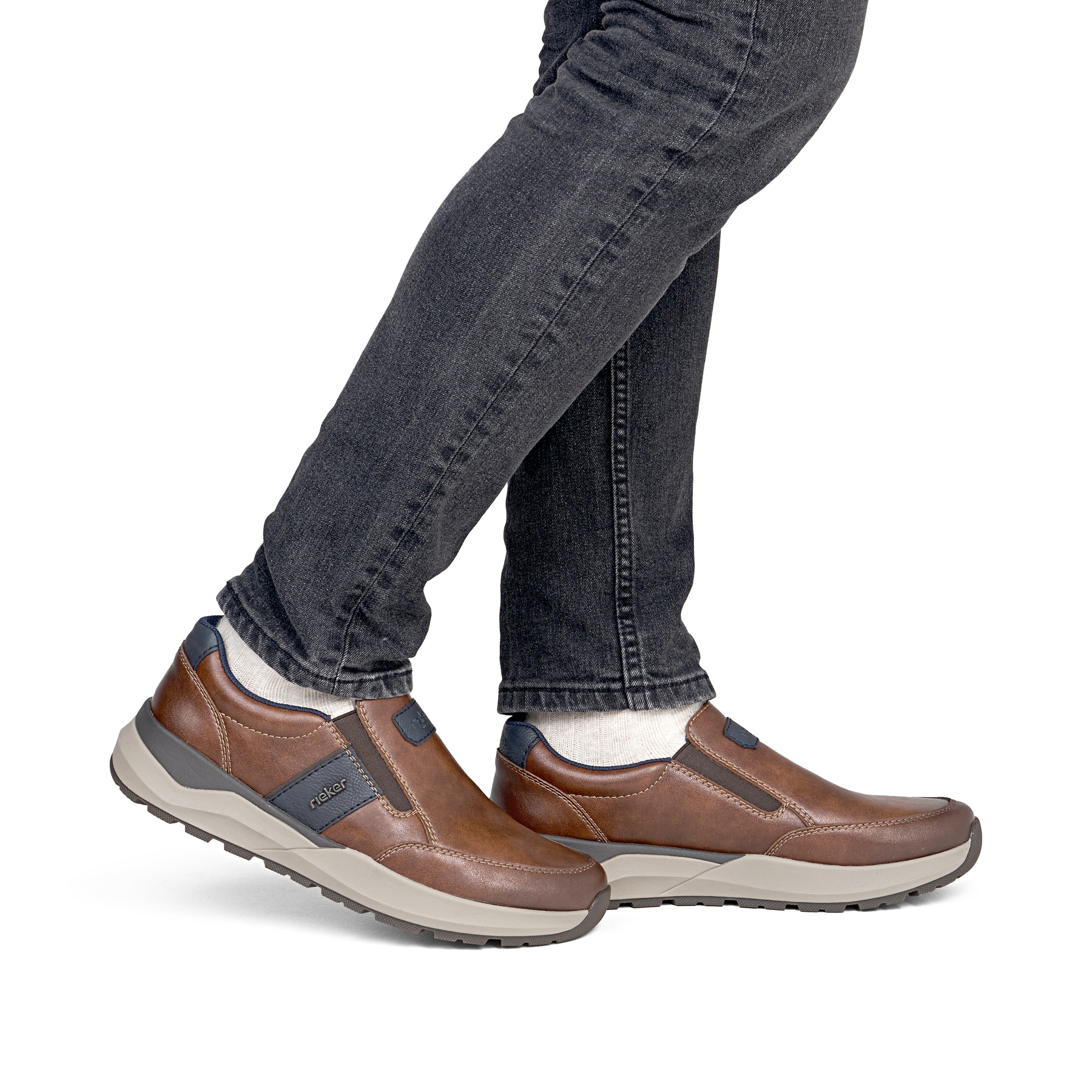 Braune Rieker Herren Slipper 06055-24 aus Glattleder mit einem Gummizug. Schuh am Fuß.