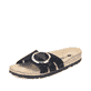 Schwarze Rieker Damen Pantoletten 69880-00 mit Schnalle sowie leichter Sohle. Schuh seitlich schräg.