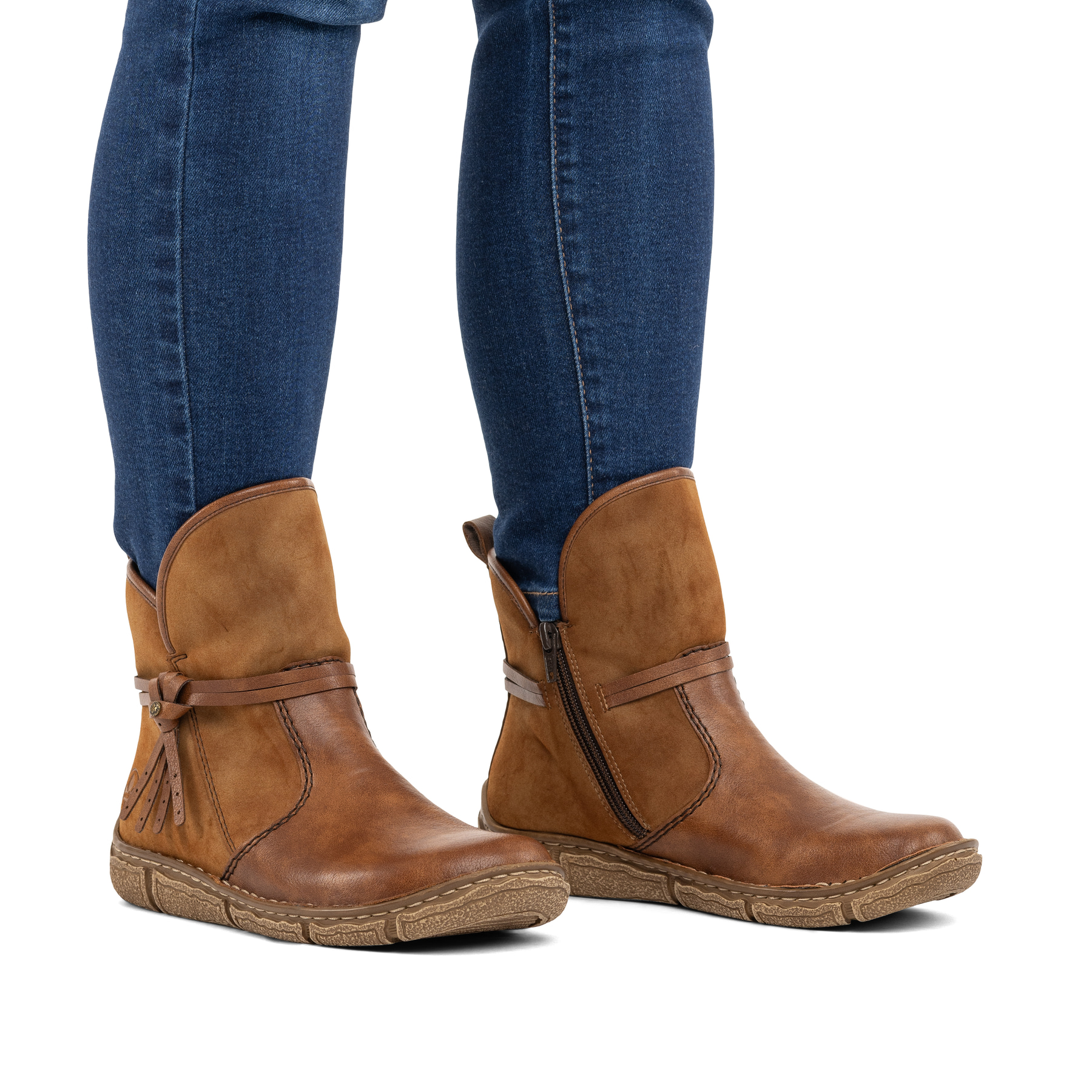 Hellbraune Rieker Damen Kurzstiefel Z3772-22 mit modischer Kordel. Schuh am Fuß.