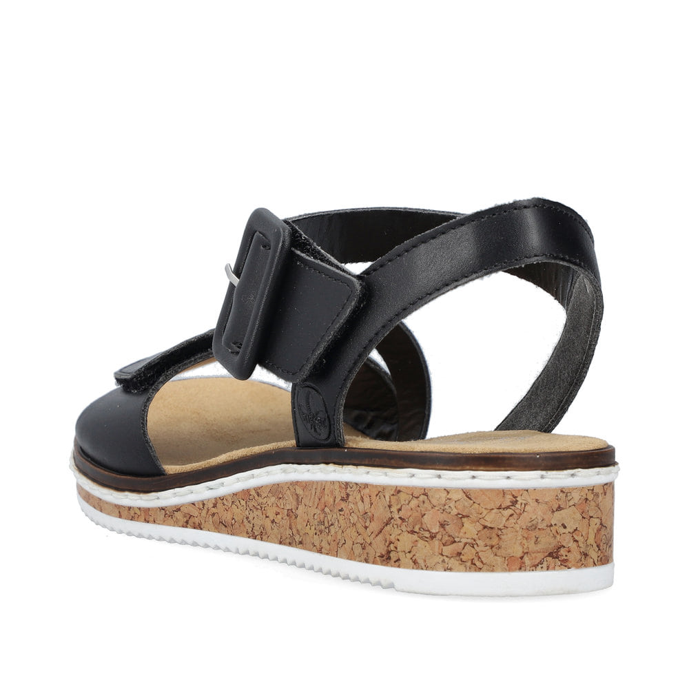 Schwarze Rieker Keilsandaletten V3660-02 mit trendigen Schnalle. Schuh von hinten.
