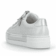 Silberne Rieker Damen Sneaker Low N4960-90 mit dekorativer Prägung. Schuh von hinten.
