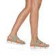 Grüne Rieker Damen Riemchensandalen V2350-52 mit einem Klettverschluss. Schuh am Fuß.