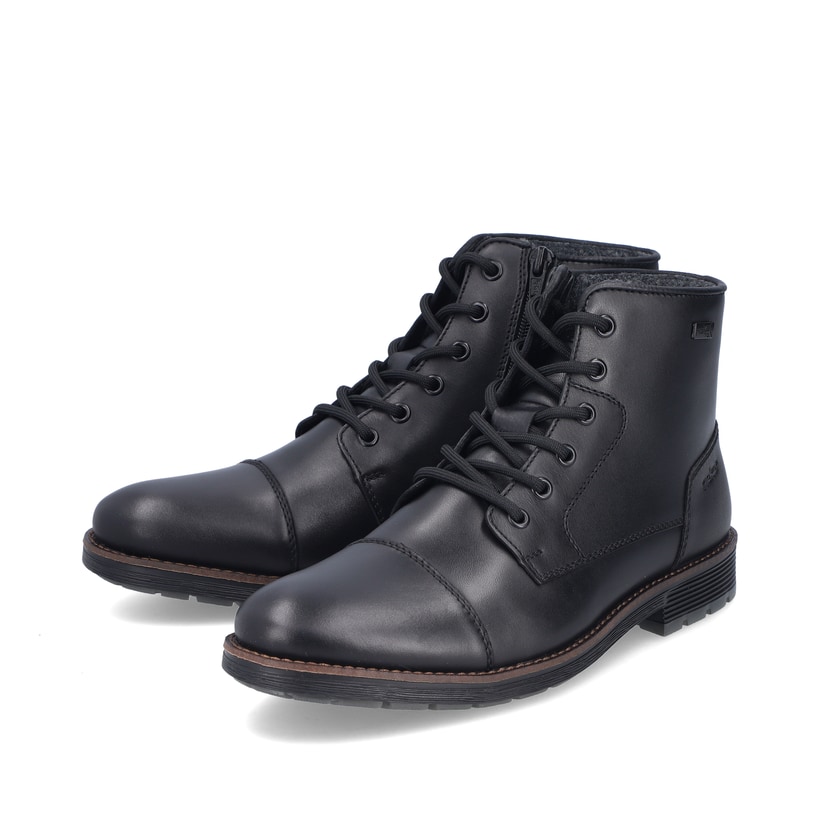 Schwarze Rieker Herren Schnürstiefel F4546-00 aus Glattleder. Schuhpaar seitlich schräg.