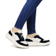 Weiße Rieker Damen Sneaker Low W1700-60 mit einer super leichten Plateausohle. Schuh am Fuß.