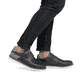 Blaue Rieker Herren Slipper 04551-14 mit modernen Ziernähten sowie Gummizug. Schuh am Fuß.