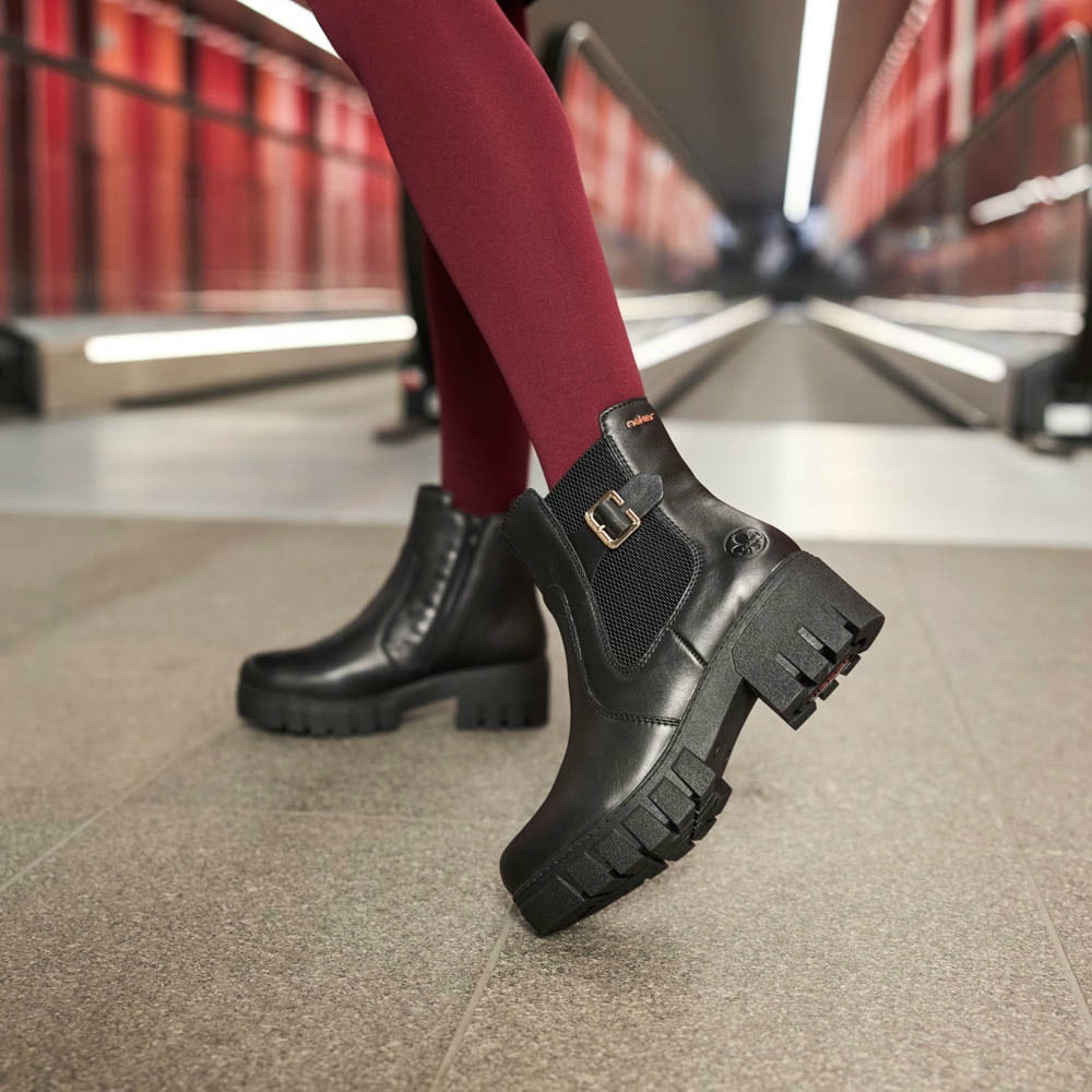 Schwarze Rieker Damen Chelsea Boots 74560-00 getragen