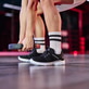 Schwarze Rieker Damen Slipper M5065-00 mit Gummizug sowie ultraleichter Sohle. Schuh am Model.