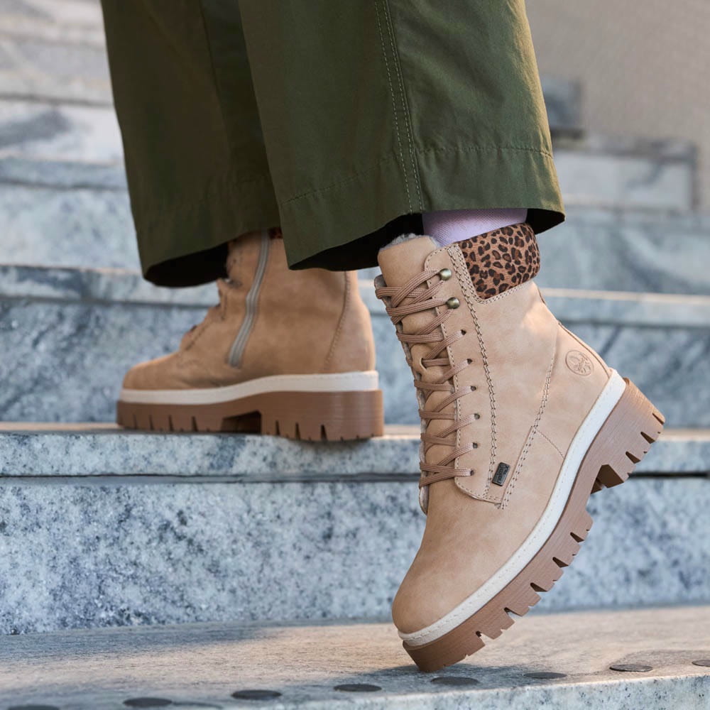 Beige Rieker Damen Schnürstiefel Z9430-60 getragen