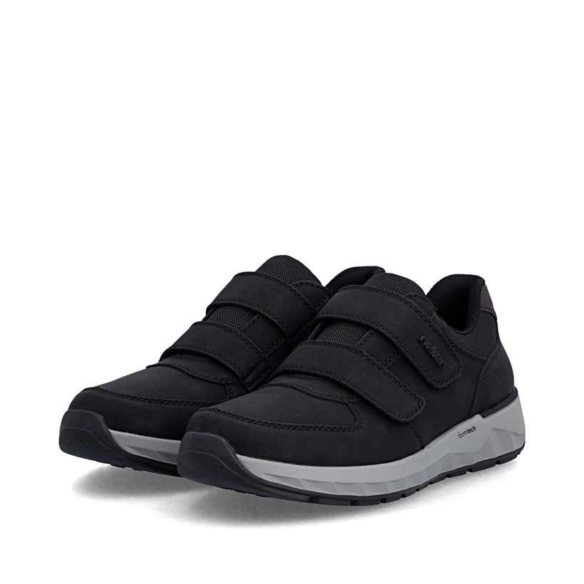 Schwarze Rieker Herren Slipper 11552-00 aus Glattleder mit einem Klettverschluss. Schuhpaar seitlich schräg.