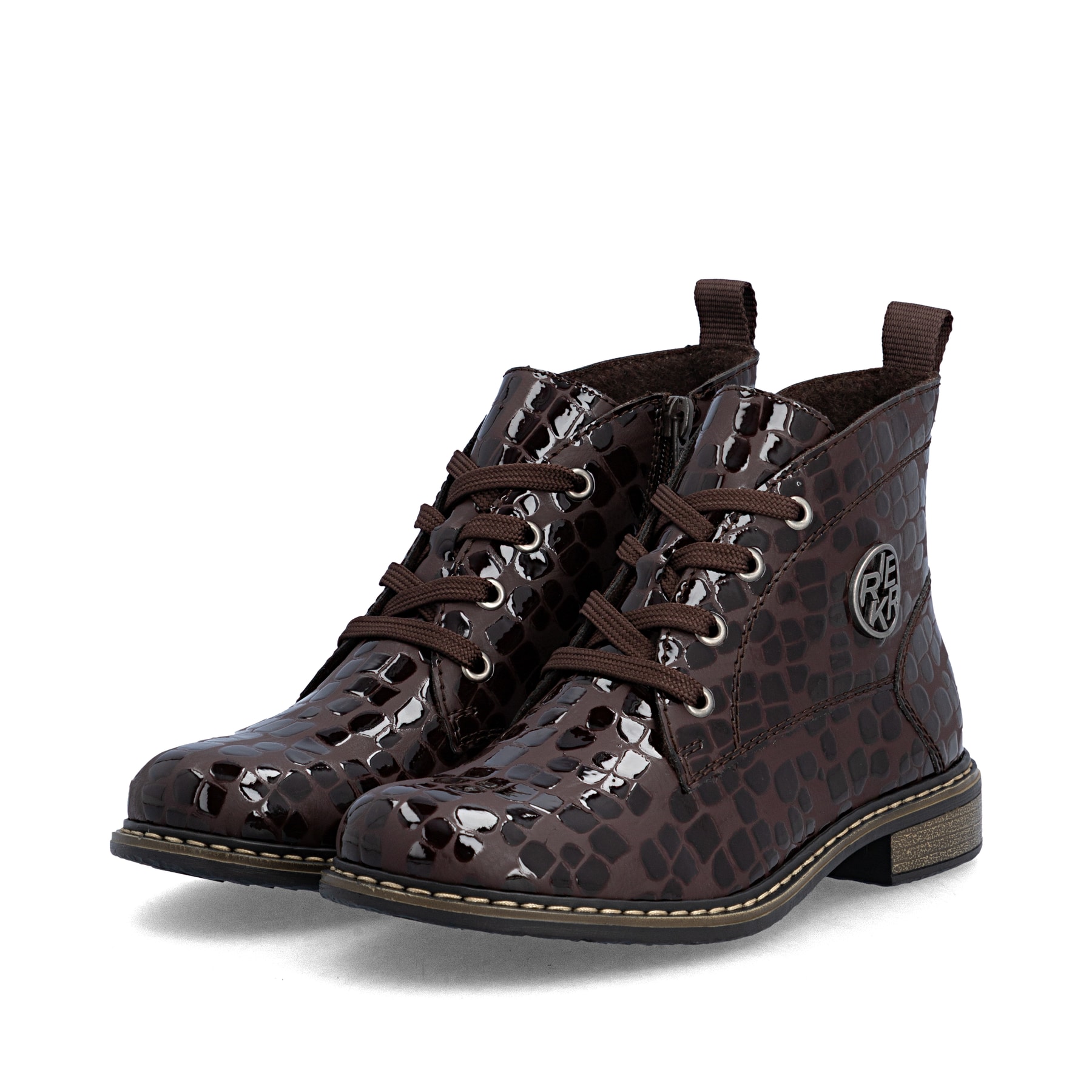 Dunkelbraune Rieker Damen Schnürstiefel 71205-25 mit auffälligem Logo. Schuhpaar seitlich schräg.