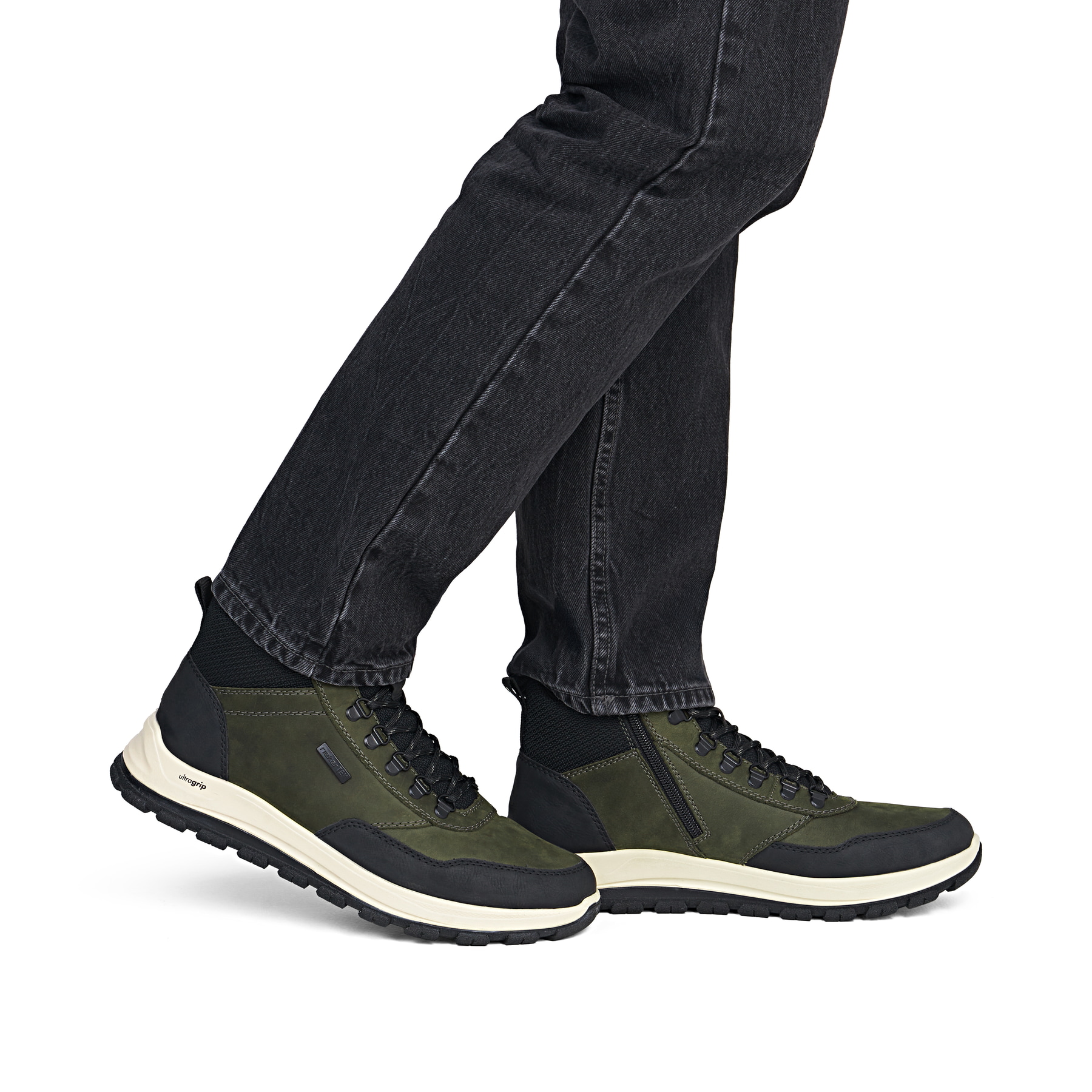 Dunkelgrün-schwarze Rieker Herren Schnürstiefel B8124-54 mit Reißverschluss. Schuh am Fuß.