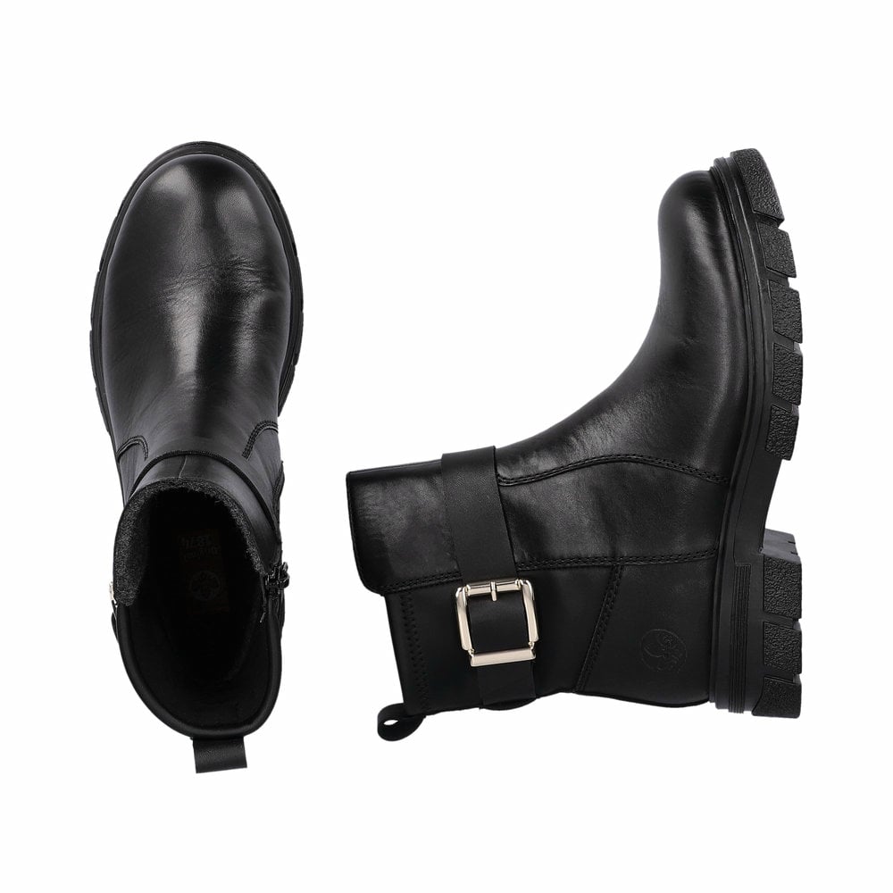 Schwarze Rieker Damen Kurzstiefel Z9174-00 mit Zierschnalle sowie Reißverschluss. Schuh von oben, liegend.
