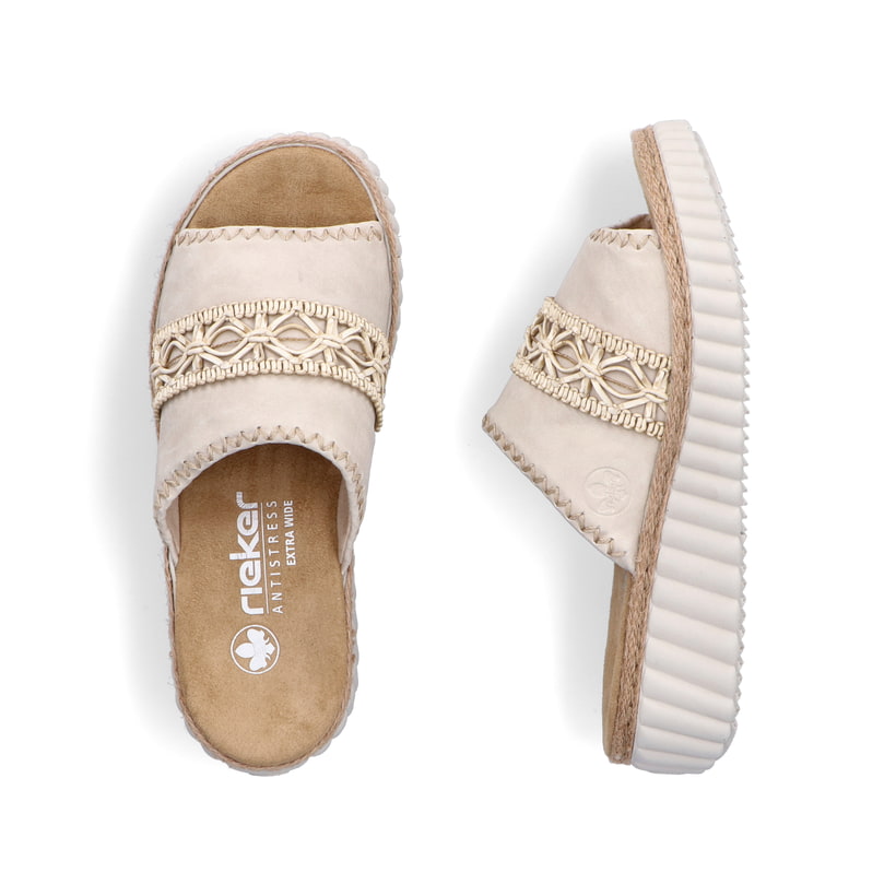 Beige Rieker Damen Pantoletten 69278-60 mit Schmuckelementen sowie Extraweite H. Schuh von oben, liegend.