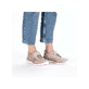 Mehrfarbige Rieker Ballerinas N4258-90 mit einem Klettverschluss. Schuh am Fuß.
