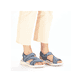 Blaue Rieker Damen Trekkingsandalen V2166-10 mit einem Klettverschluss. Schuh am Fuß.