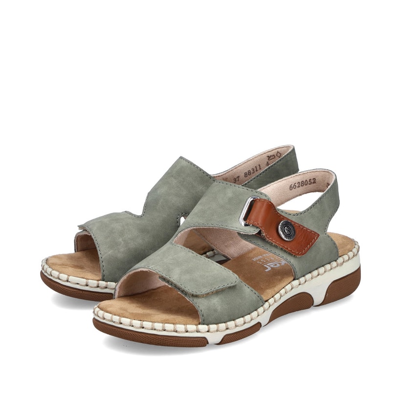 Khakifarbene Rieker Damen Riemchensandalen 66280-52 mit einem Klettverschluss. Schuhpaar seitlich schräg.