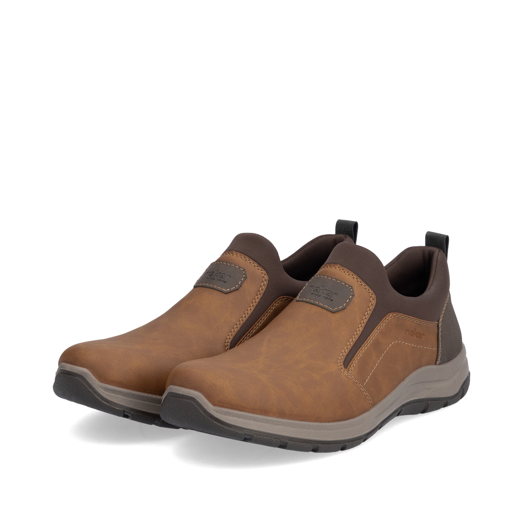 Mocassins  Rieker marron pour hommes 03650-24 avec élastiques et en largeur extra H. Vue latérale inclinée de la paire de chaussures.