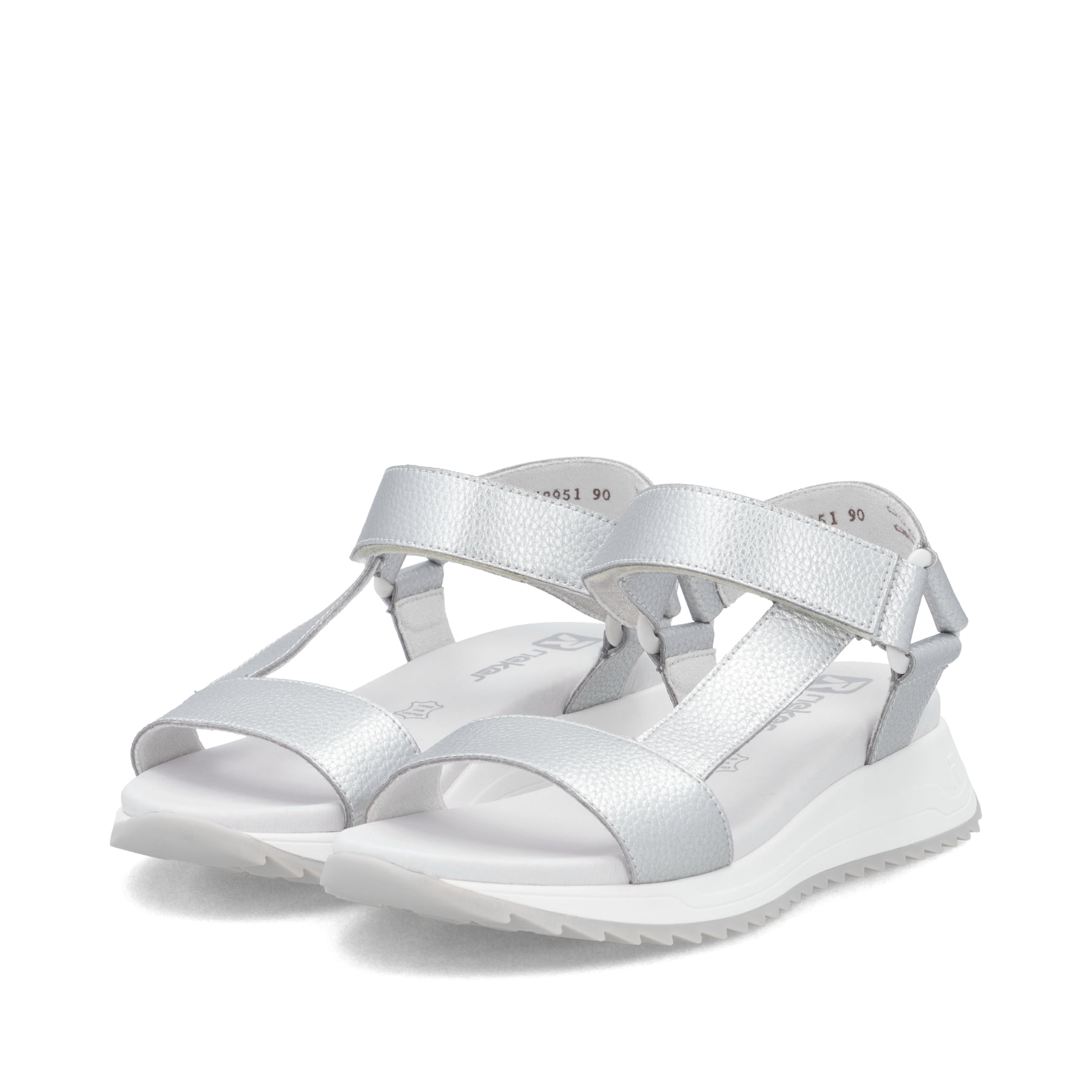 Silberne Rieker Damen Trekkingsandalen W2951-90 mit einem Klettverschluss. Schuhpaar seitlich schräg.