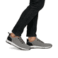 Graue Rieker Herren Slipper B3454-42 mit einem Gummizug sowie der Extraweite H. Schuh am Fuß.