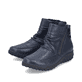 Blaue Rieker Damen Kurzstiefel 59585-14 mit Reißverschluss sowie Extraweite H. Schuhpaar seitlich schräg.