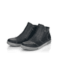 
Tiefschwarze Rieker Damen Kurzstiefel L1260-00 mit einer robusten Profilsohle. Schuhpaar schräg.