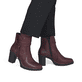 Brombeerfarbene Rieker Damen Stiefeletten Y2567-35 aus Glattleder. Schuh am Fuß.