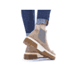 
Nougatbraune Rieker Damen Kurzstiefel X8661-24 mit einer robusten Profilsohle. Schuh seitlich schräg