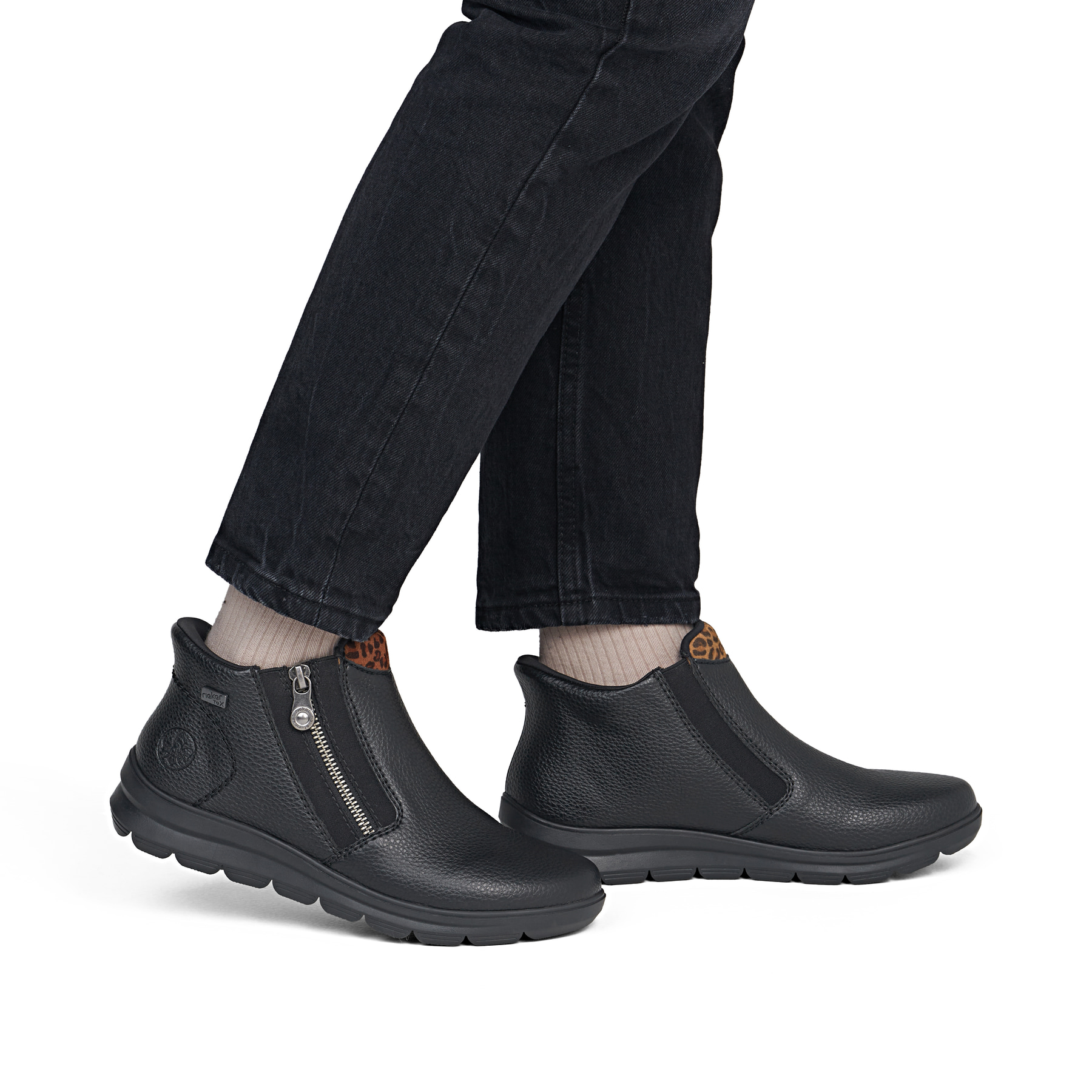 Schwarze Rieker Damen Kurzstiefel Z0059-00 mit wasserabweisender TEX-Membran. Schuh am Fuß.