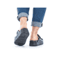 Schwarze Rieker Damen Pantoletten P2180-00 mit Schnallen sowie flexibler Sohle. Schuh am Fuß.