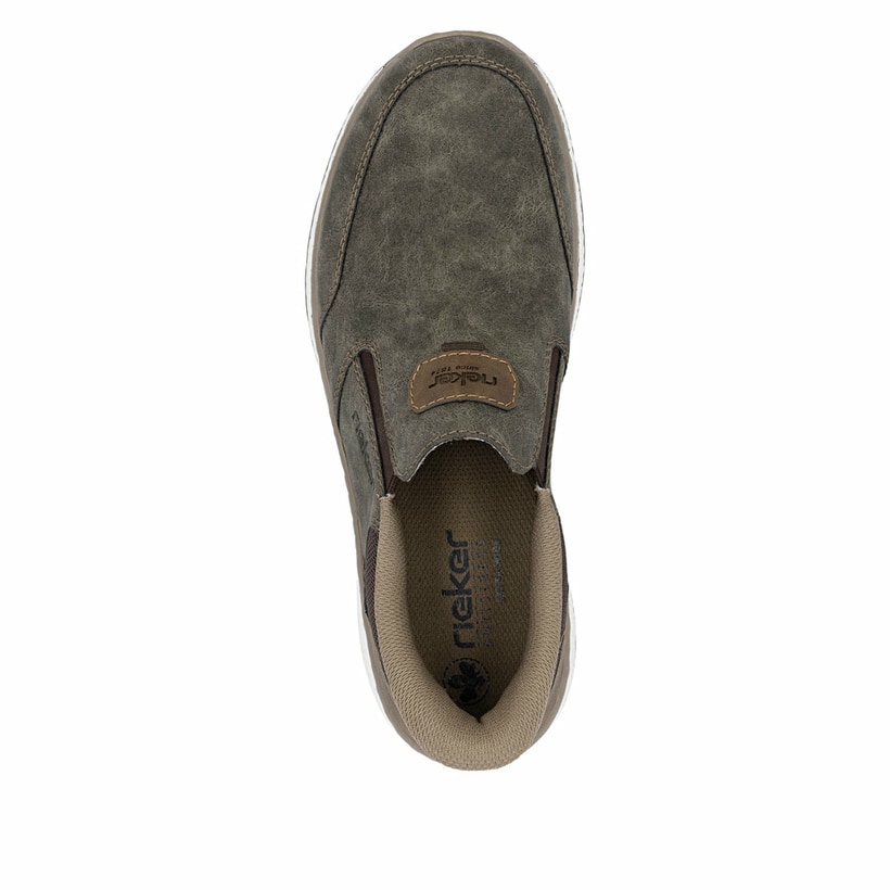 Braungraue Rieker Herren Slipper B9057-25 mit einem Gummizug sowie Extraweite H. Schuh von oben.